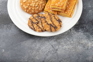 Taş zemine yerleştirilmiş tatlı atıştırmalıklar. Yüksek kalite fotoğraf