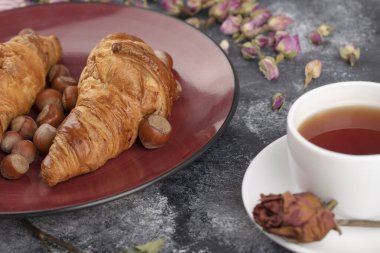Kurutulmuş gül tomurcukları ve bir fincan sıcak çay. Yüksek kalite fotoğraf