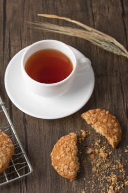 Yulaf ezmeli bisküvi ve bir fincan sıcak çay. Yüksek kalite fotoğraf