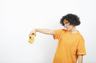 Meyveli genç kadın beyaz arka planda poz veriyor