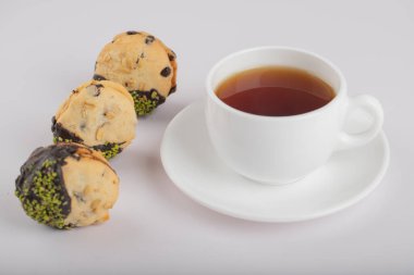 Beyaz bir fincan sıcak çayla ev yapımı kurabiye. Yüksek kalite fotoğraf