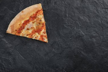 Siyah yüzeyde baharatlı bufalo tavuklu pizza. Yüksek kalite fotoğraf