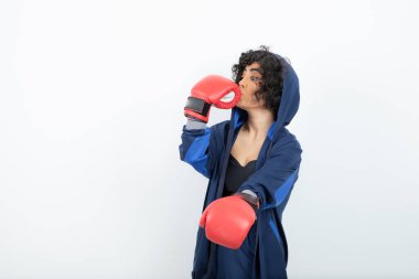 Kırmızı eldivenli formda bir kadın boksörün kendini yumrukladığı fotoğraf. Yüksek kalite fotoğraf