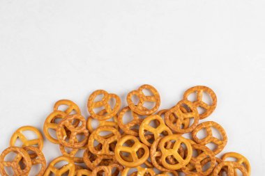 Beyaz arka planda tuzlu kraker var. Yüksek kalite fotoğraf