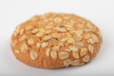 Beyaz arka plana yerleştirilmiş çok tahıllı kurabiyeler. Yüksek kalite fotoğraf