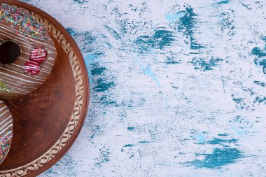 Beyaz yüzeye serpiştirilmiş lezzetli çikolatalı çörekler. Yüksek kalite fotoğraf