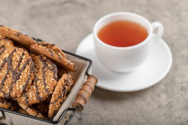 Bir sepet yulaflı kurabiye ve mermer üzerine siyah çay. Yüksek kalite fotoğraf