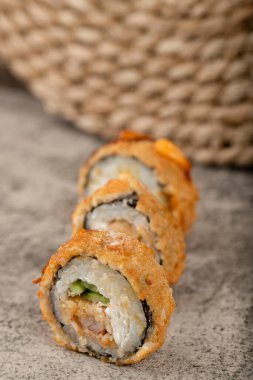 Somon, avokado ve peynirli sıcak kızarmış suşi ruloları. Yüksek kalite fotoğraf