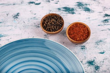 Biber taneleri, toz ve mavi tabakla taş masaya konur. Yüksek kalite fotoğraf