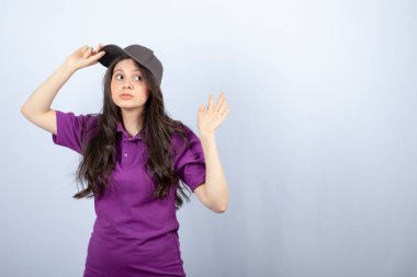 Mor üniformalı teslimatçı kızın portresi duruyor ve bakıyor. Yüksek kalite fotoğraf