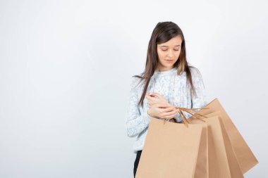 Kazaklı genç bir kızın bir sürü el işi çantasıyla fotoğrafı. Yüksek kalite fotoğraf