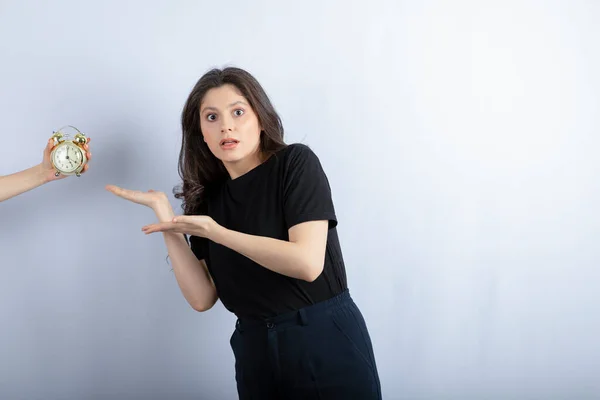 Alguien Mostrando Tarde Hora Chica Que Aún Está Listo Foto —  Fotos de Stock