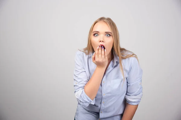 Imagen Una Mujer Sorprendida Cubriendo Ligeramente Boca Abierta Redonda Con — Foto de Stock