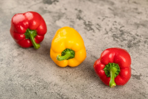 Színes Friss Paprika Elhelyezett Háttér Kiváló Minőségű Fénykép — Stock Fotó