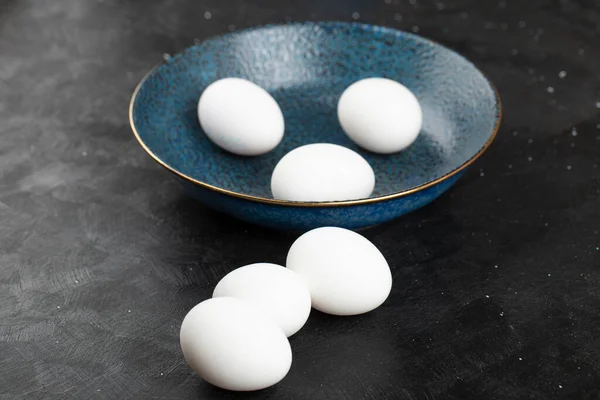 Donkere Kom Verse Ongekookte Eieren Zwarte Ondergrond Hoge Kwaliteit Foto — Stockfoto