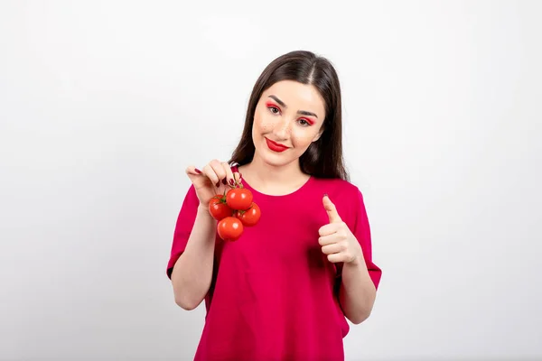 Jonge Vrouw Met Rode Tomaten Duim Omhoog Hoge Kwaliteit Foto — Stockfoto