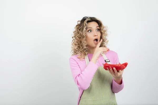 Foto Der Blonden Frau Gestreifter Schürze Mit Roten Chilischoten Stehend — Stockfoto