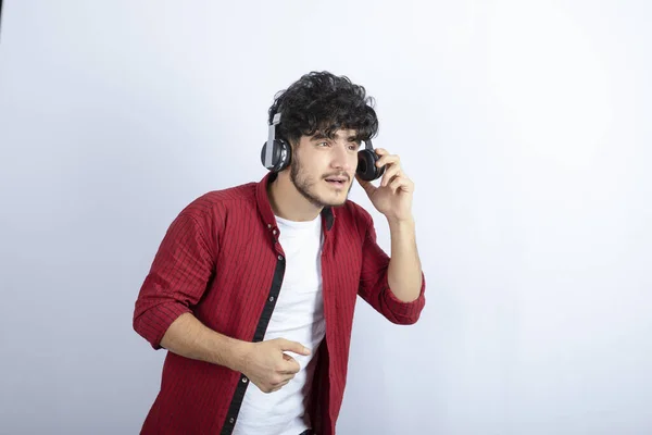 Image Handsome Young Man Headphones Listening Song White Wall High — Stock Photo, Image