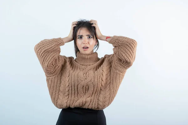 Retrato Jovem Mulher Camisola Malha Segurando Cabeça Fundo Branco Foto — Fotografia de Stock