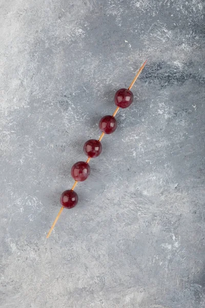 Frische Rote Trauben Holzstäben Auf Marmorgrund Hochwertiges Foto — Stockfoto