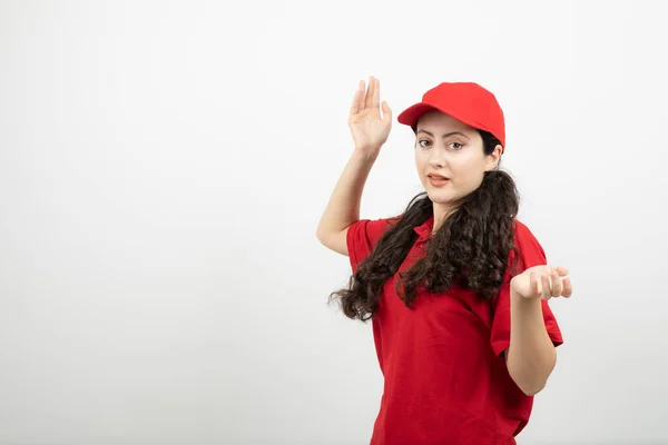 Retrato Mujer Joven Uniforme Rojo Mostrando Las Palmas Abiertas Foto —  Fotos de Stock