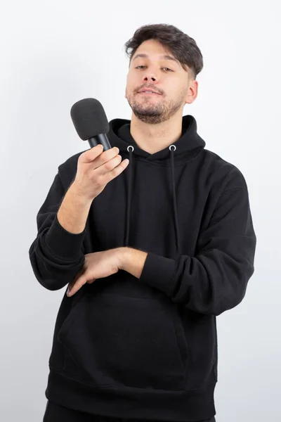 Portret Van Een Knappe Zangeres Die Hit Zingt Microfoon Hoge — Stockfoto