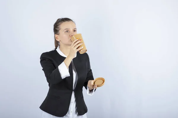 Porträt Einer Schönen Frau Die Kaffee Auf Weißem Hintergrund Trinkt — Stockfoto