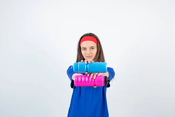 Foto Una Joven Deportista Sosteniendo Coloridas Botellas Agua Foto Alta —  Fotos de Stock