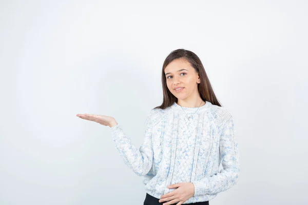 Εικόνα Μιας Έφηβης Πουλόβερ Που Στέκεται Και Δείχνει Τις Παλάμες — Φωτογραφία Αρχείου