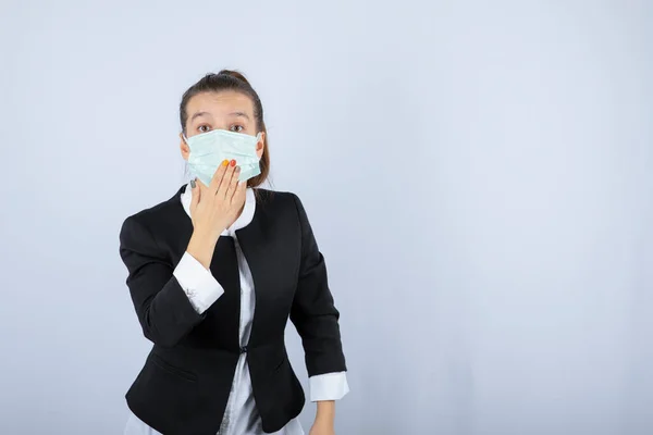 Foto Uma Jovem Mulher Mascarada Sobre Fundo Branco Foto Alta — Fotografia de Stock