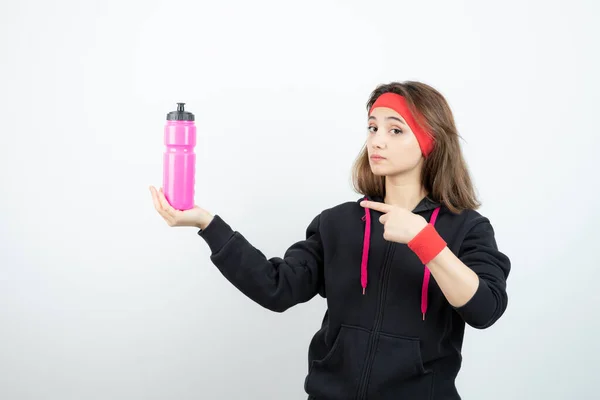 Hermosa Mujer Deportiva Sosteniendo Botella Con Agua Pared Blanca Foto —  Fotos de Stock