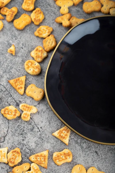 Crispy Crackers Empty Black Plate Placed Stone Background High Quality — Stock Photo, Image