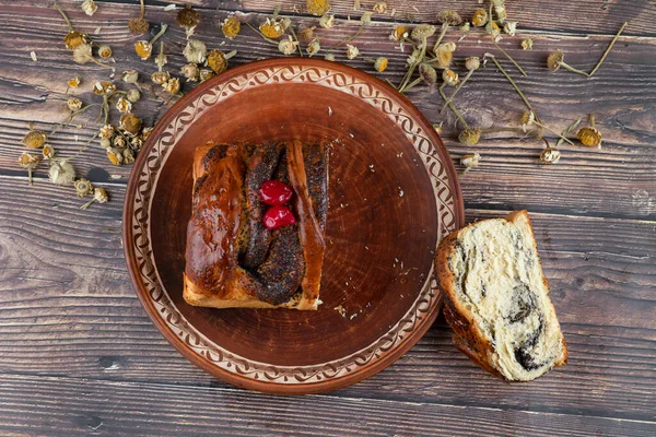 Brown Plate Pie Poppy Seeds Dried Flowers Placed Wooden Table — Stock Photo, Image