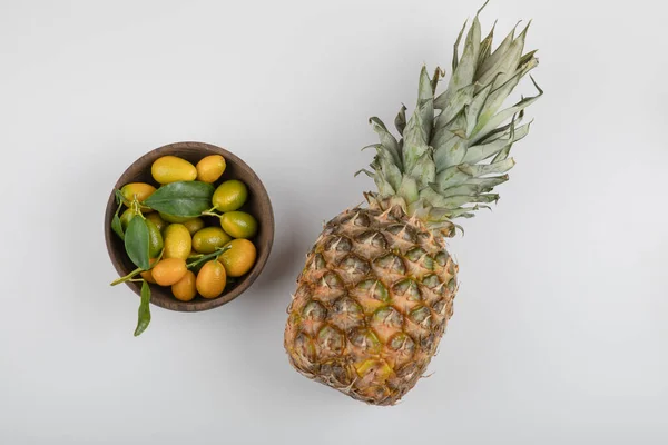 Wooden Bowl Yellow Kumquats Pineapple White Background High Quality Photo — Stock Photo, Image
