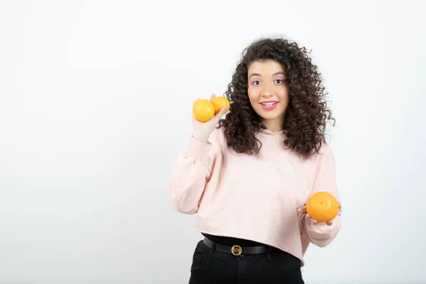 Gyönyörű Fiatal Göndör Lány Friss Narancs Gyümölcsökkel Kiváló Minőségű Fénykép — Stock Fotó
