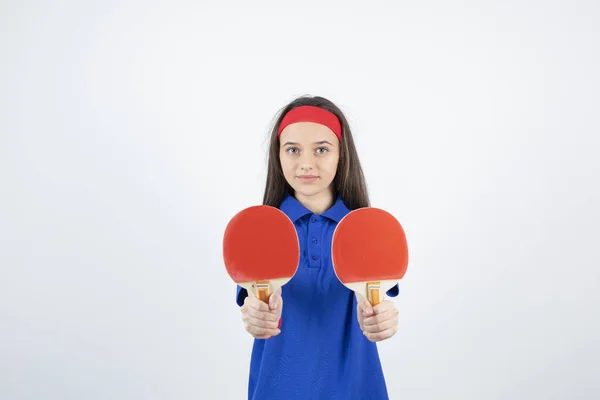 Foto Una Joven Sosteniendo Raquetas Tenis Mesa Sobre Una Pared —  Fotos de Stock