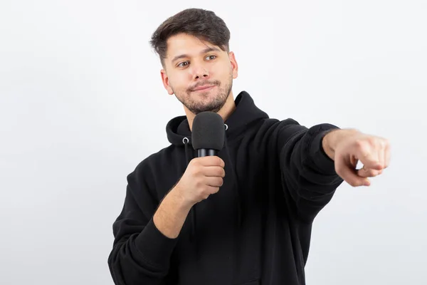 Ritratto Bel Cantante Che Canta Colpito Nel Microfono Foto Alta — Foto Stock