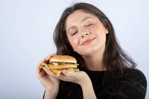 Foto Der Schönen Jungen Frau Mit Leckerem Rindfleisch Burger Und — Stockfoto