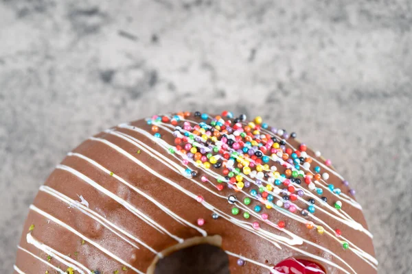 Deliziosa Ciambella Glassata Cioccolato Con Spruzzi Sfondo Pietra Foto Alta — Foto Stock