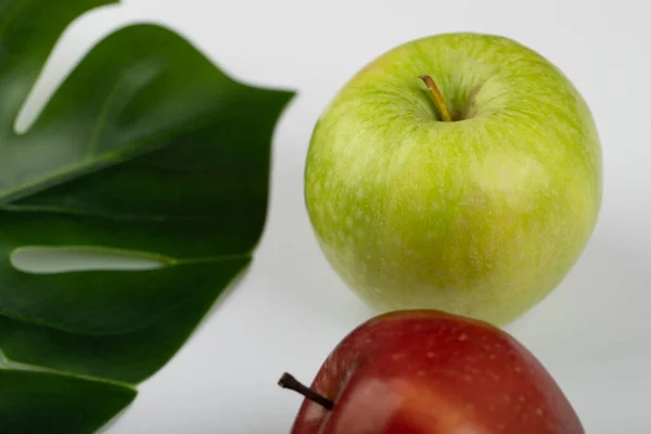 Rote Und Grüne Äpfel Mit Grünem Blatt Auf Weißer Oberfläche — Stockfoto
