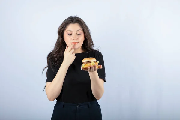 Porträt Einer Jungen Frau Die Köstlichen Burger Auf Weißem Hintergrund — Stockfoto