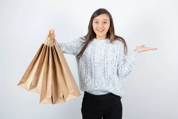 Foto Chica Adolescente Suéter Con Manojo Bolsas Artesanía Foto Alta —  Fotos de Stock