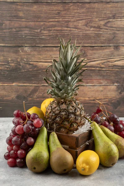 Abacaxi Maduro Caixa Madeira Com Várias Frutas Frescas Superfície Mármore — Fotografia de Stock