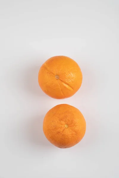 Dos Naranjas Frescas Enteras Colocadas Superficie Blanca Foto Alta Calidad —  Fotos de Stock