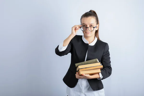 Imagem Estudante Feminina Óculos Posando Com Livros Sobre Fundo Branco — Fotografia de Stock