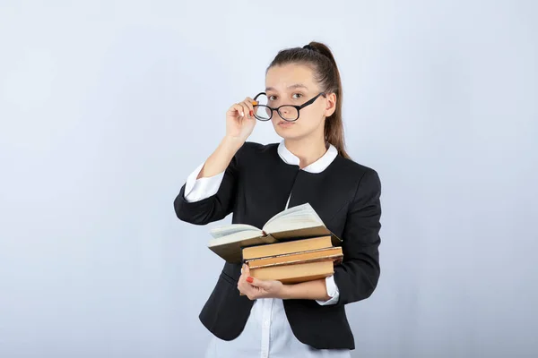 Retrato Estudante Usando Óculos Segurando Livros Sobre Fundo Branco Foto — Fotografia de Stock