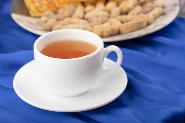 Cup Hot Tea Healthy Peanuts Shell Crackers High Quality Photo — Stock Photo, Image