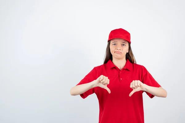 Foto Una Joven Mensajera Vestida Uniforme Rojo Dando Pulgares Hacia —  Fotos de Stock