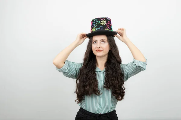 마술사 모자를 머리의 여성의 초상화 고품질 — 스톡 사진
