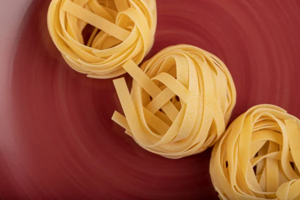 Red Plate Raw Tagliatelle Nests Close View High Quality Photo — Stock Photo, Image